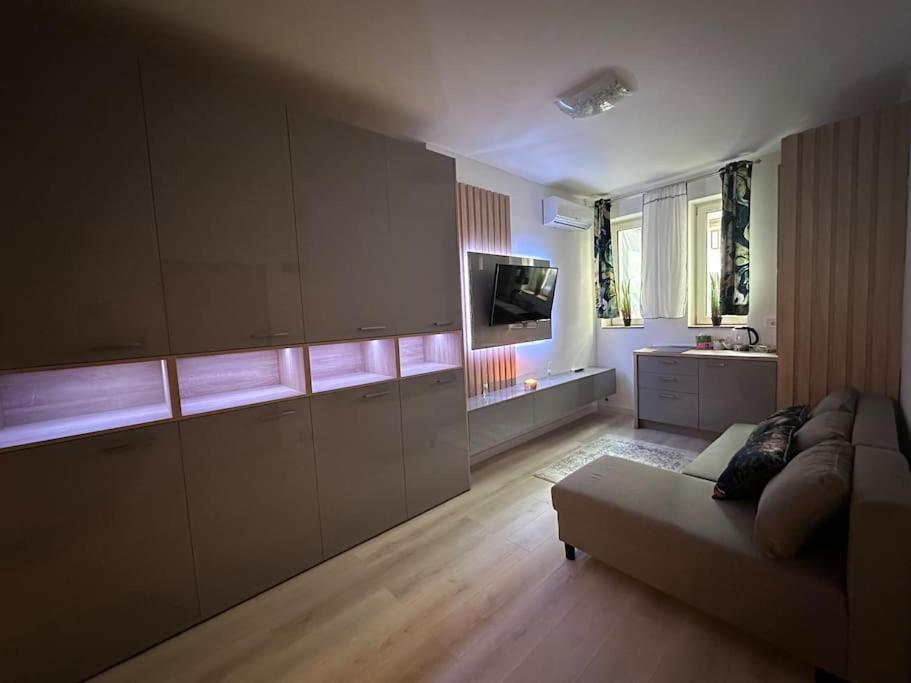 Cozy 1 Bedroom Apartment! Бухарест Екстер'єр фото