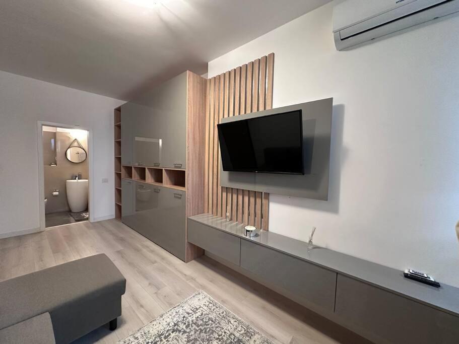 Cozy 1 Bedroom Apartment! Бухарест Екстер'єр фото