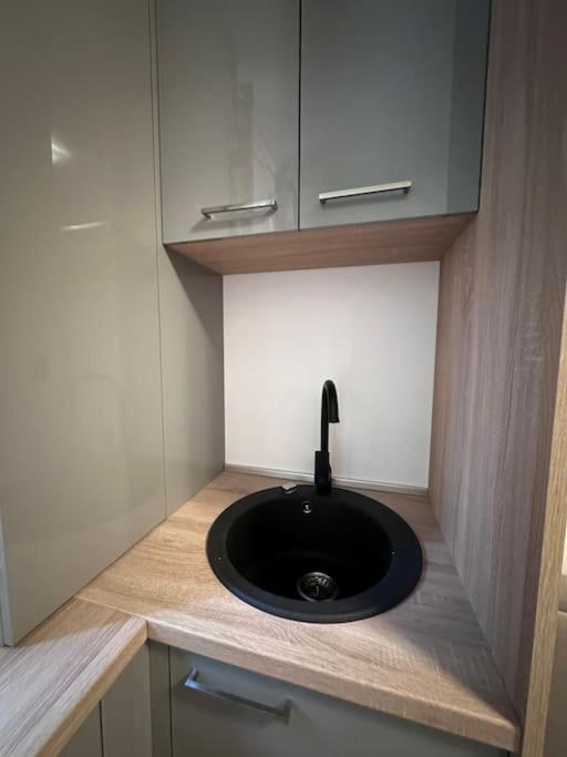 Cozy 1 Bedroom Apartment! Бухарест Екстер'єр фото