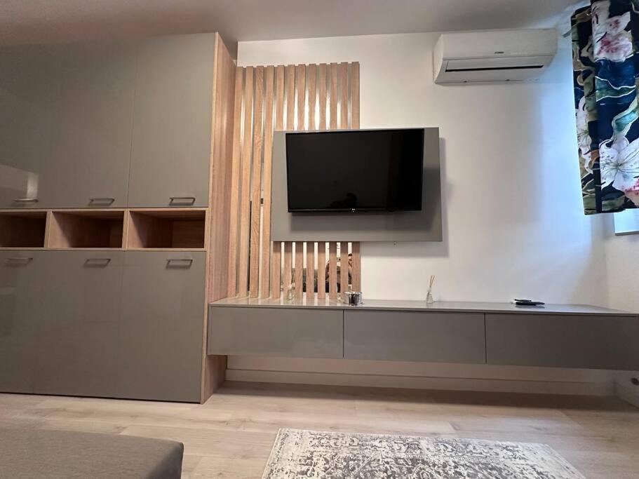 Cozy 1 Bedroom Apartment! Бухарест Екстер'єр фото